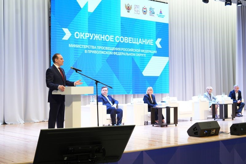 Глава Мордовии: «Если будем говорить на уроках в школе о семье, обязательно будет результат»